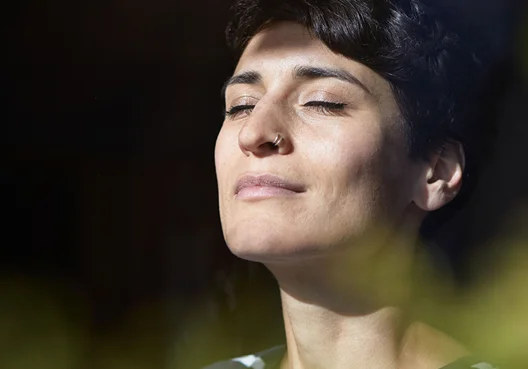 An employer in South Africa discusses risk solutions with a consultant to benefit her employees.